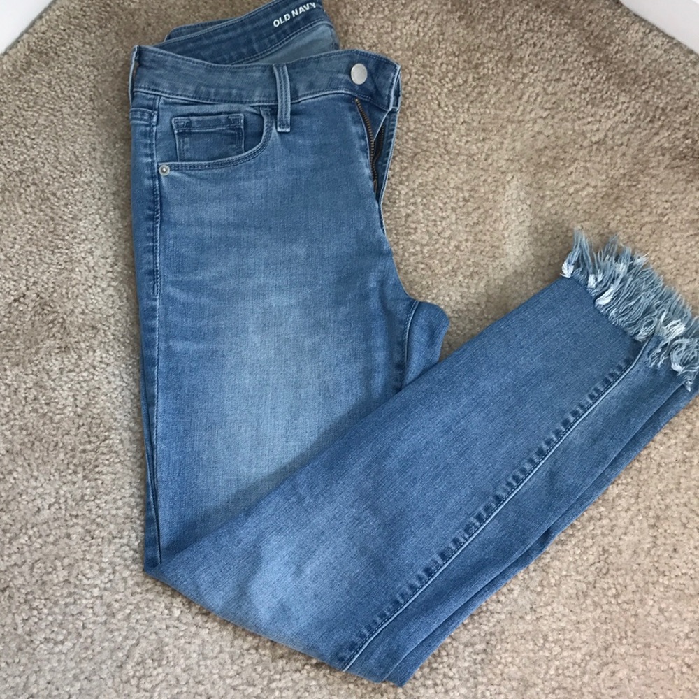 Frayed hem skinny jeans